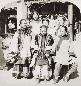 Pekinese women in the courtyard of a house, Peking (北京)