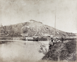 Buildings on Fenghuangshan (凤凰山镇) and two houseboats, near Shanghai