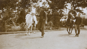 Grooms leading racehorses, Hankow Race Club (汉口赛马会