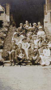 Racegoers at the Hankow Race Club (汉口赛马会)