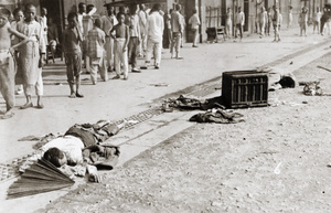 Bodies on a shopping street, Hankow