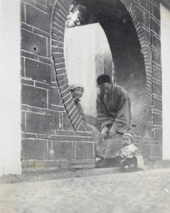 A family by a moon gate, Chaotung