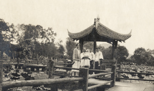 Lily and Cecil Crellin, with  Chinese women, on Nine-turn Bridge, Triple Reflection of the Moon, West Lake (西湖), Hangzhou (杭州)