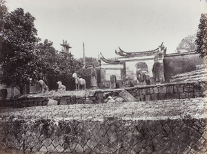 Guardians of the tomb of a dignitary, near Fuzhou (福州)
