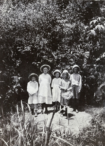 Children at Omei, 1921