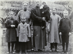The Elliott family, Paoning, 1917