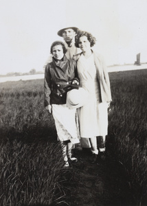 Gladys Ephgrave, with an unidentified man and woman