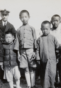 Robbie with some children, Weihai (威海)