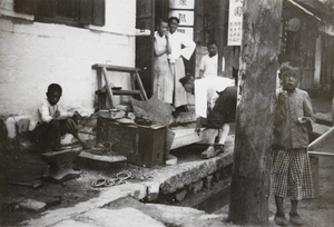 Children by a blacksmith's forge, Weihai (威海)