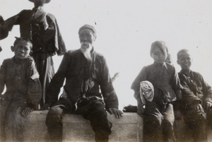 An elderly man, with children, Qinhuangdao (秦皇島)