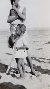 Children on a beach, Weihai (威海)