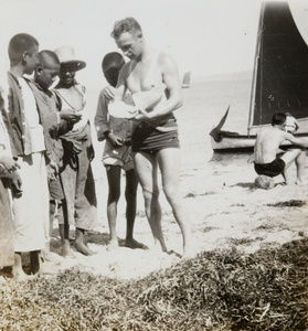 Robbie with children on a beach, Weihai (威海)