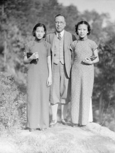 Fu Bingchang with two women
