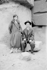 Hu Hanmin and his daughter, Hu Mulan, at an archaeological site, Egypt