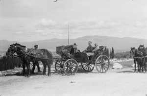 Hu Hanmin and a woman in a carriage, Istanbul