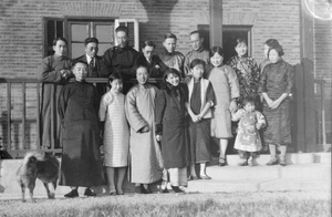 A group including Fu Bingchang and a Chow-Chow (鬆獅犬)