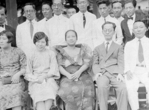 Hu Hanmin and three women, including his daughter Hu Mulan