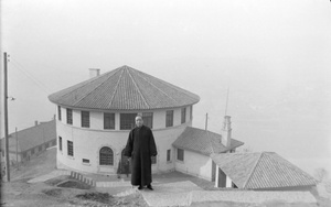 Fu Bingchang at Sun Ke's home 'The Round House', Chungking, 1940