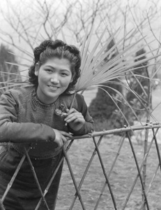 Jiang Fangling with a palm leaf, Northern Hot Springs Park