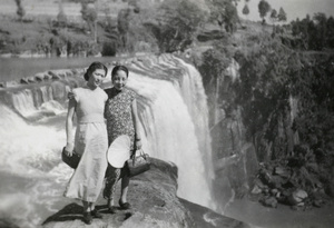 Jiang Fangling and Xu Shaoxian at Da Mo Tan Falls, Pei-pai