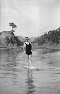 Fu Bingchang in bathing costume, Da Mo Tan