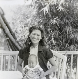 Jiang Fangling and her daughter, Fu Jintao, Hot Springs, Ürümqi