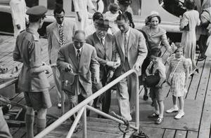 Fu Bingchang going aboard a ship