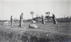 Guardians of the grave of a dignitary