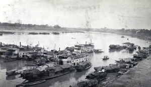 Examination Pontoon and boats on the West River, Nanning