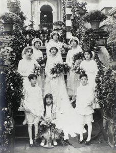 Annie Ng-Quinn with bridesmaids and page boys, 1916s