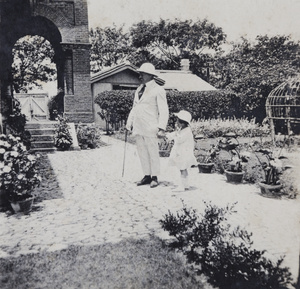 Friends visiting the garden, 35 Tongshan Road, Hongkou, Shanghai