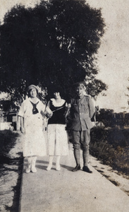 Gladys and Edie Gundry with John Henderson in military uniform