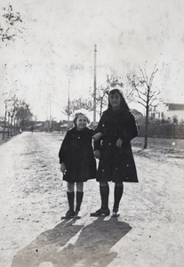 Maggie Hutchinson with neighbour Nora in Tongshan Road, Hongkou, Shanghai