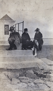 Tom Hutchinson with two unidentified young women, Wusong, February 1920
