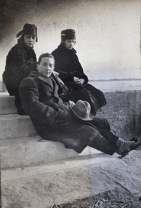 John Piry with two unidentified young women, Wusong, February 1920