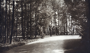 John Piry with two unidentified young women, Jessfield Park, Shanghai