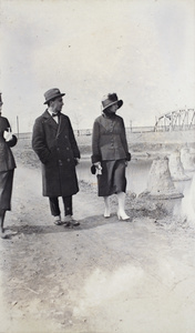 John Piry with two unidentified young women, Jessfield Park, Shanghai