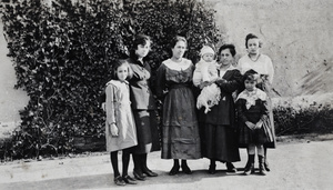 Unidentified women and children, Shanghai