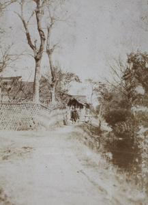 [Travelling knife grinder/Pedlar] walking along an undeveloped road beside a creek, Hongkou, Shanghai