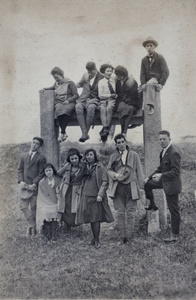 Harry and Maggie Hutchinson, with John Henderson, John Piry and other friends posing around a stone pailou, Kunshan