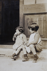 Gladys and Bea Hutchinson sitting on the verandah steps, 35 Tongshan Road, Hongkou, Shanghai 