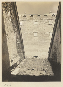 Stairs leading to the south facade of Da hong tai at Pu tuo zong cheng miao