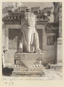 Stone elephant in front of Liu li pai fang at Xu mi fu shou miao