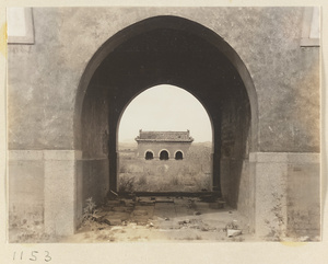 Entrance gates at Yi li miao