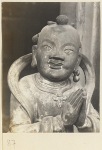Detail showing the head and hands of a temple statue at Tan zhe si