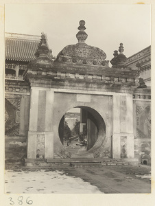 Moon gate at Wan shou si