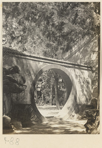 Moon gate on Yuquan Hill