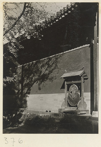 Ru yi-shaped chime next to temple building at Da jue si