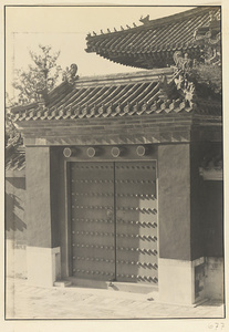 Detail of gate leading to Huang qian dian showing southernmost door