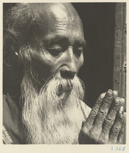 Daoist priest praying at Bai yun guan